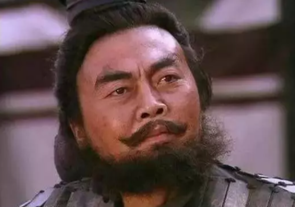公元200年，刘关张被曹操击败打散，仓皇逃走的张飞在路过沛国谯县时，偶遇了一位貌