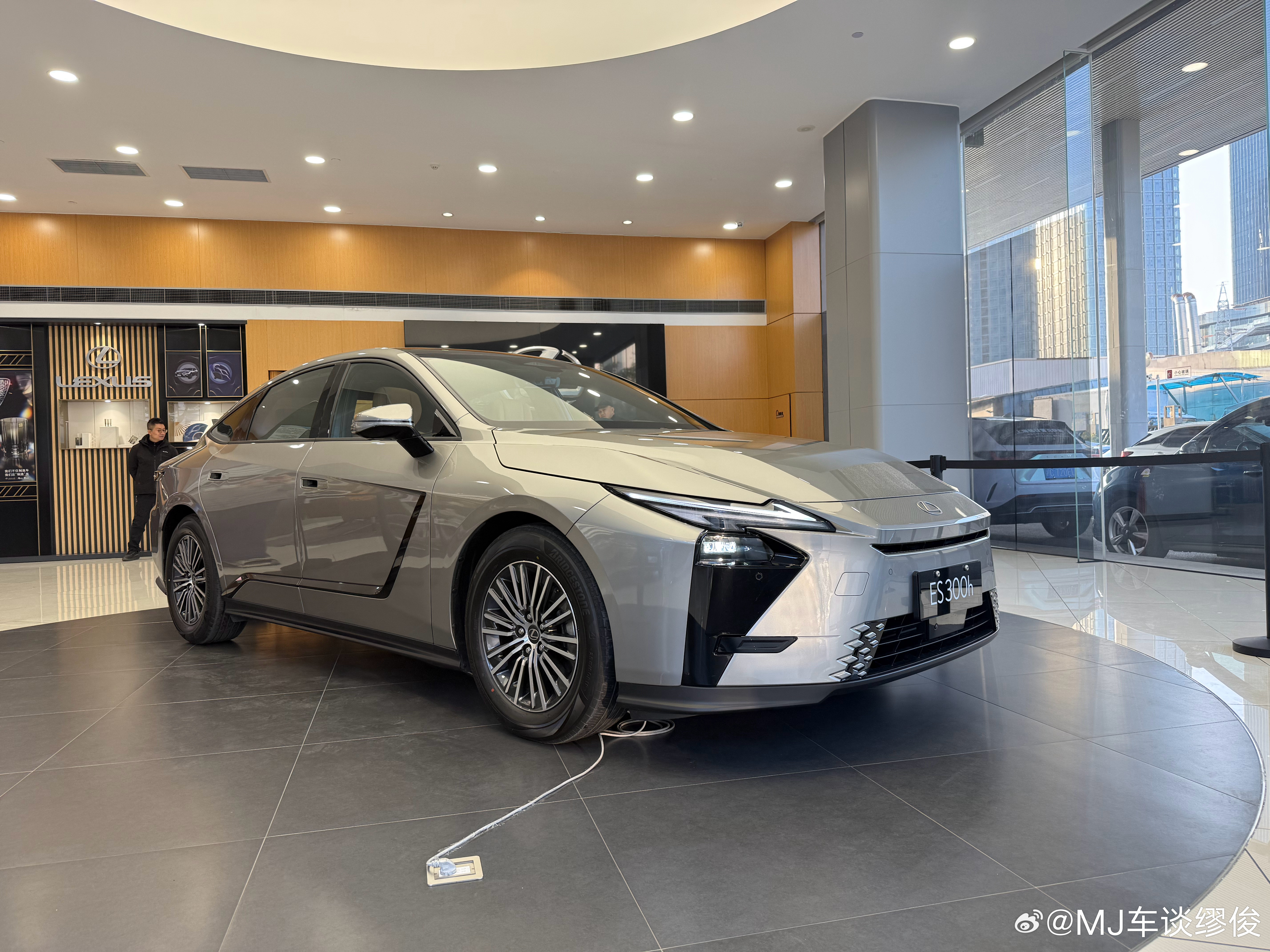 全新一代雷克萨斯ES实车，相比现款，风格变化巨大，体型也大了一圈，车长5140/