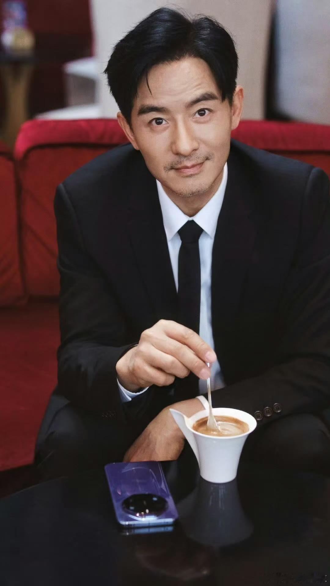 郭晓东郭晓东可爱郭晓东好可爱郭晓东身上这种可爱很特别，平时演戏是稳重的实力派，一