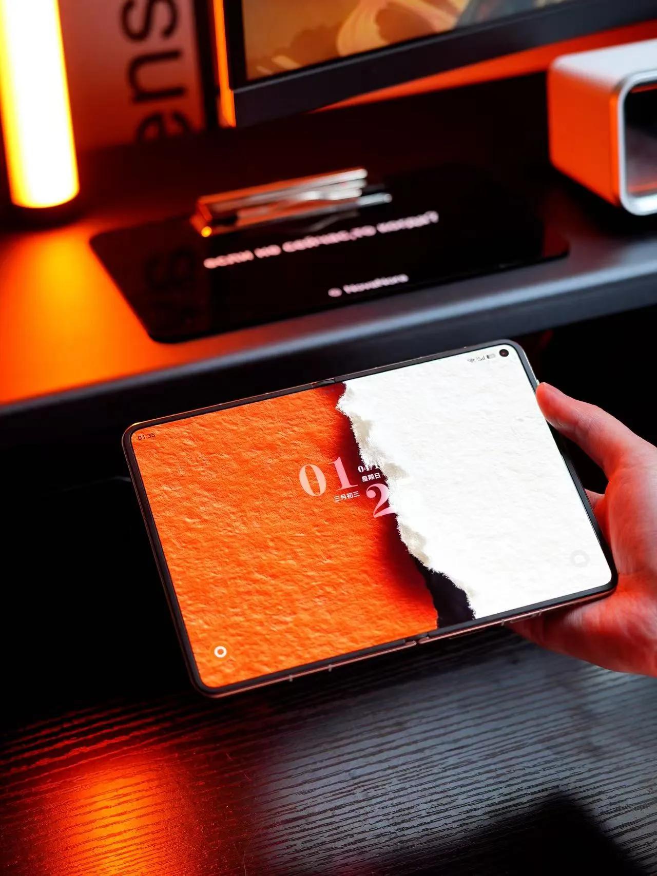 华为PuraXMax自发布以来，以其令人惊艳的设计和卓越的性能，在折叠手机市