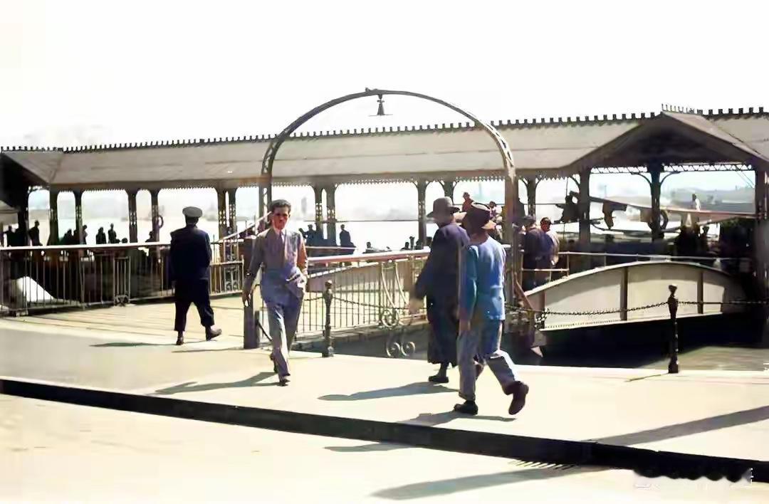 1950年初秋的傍晚带着点凉意，上海市公安局政保民警卢禄定下班回到家，没像往常那