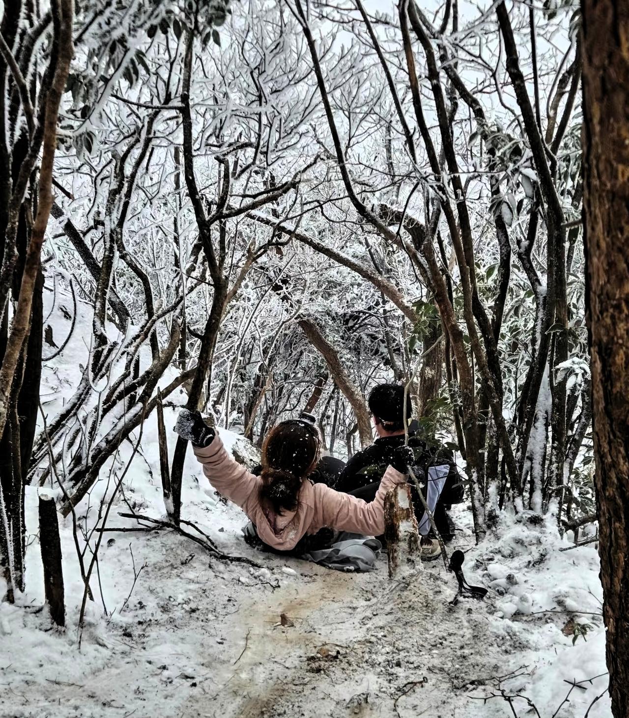 小鳌太线失联人员的救援行动已经停止，说等通知，这基本就是情况不妙的意思吧！大雪