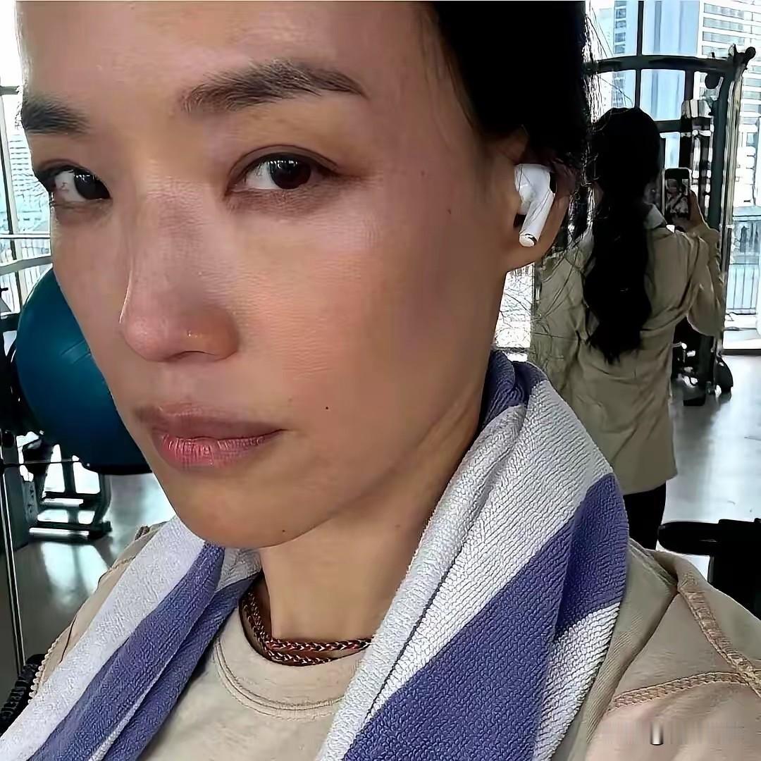 舒淇自己发的健身照，算是给内娱上了一课。照片里，她素面朝天，法令纹、雀斑清晰可