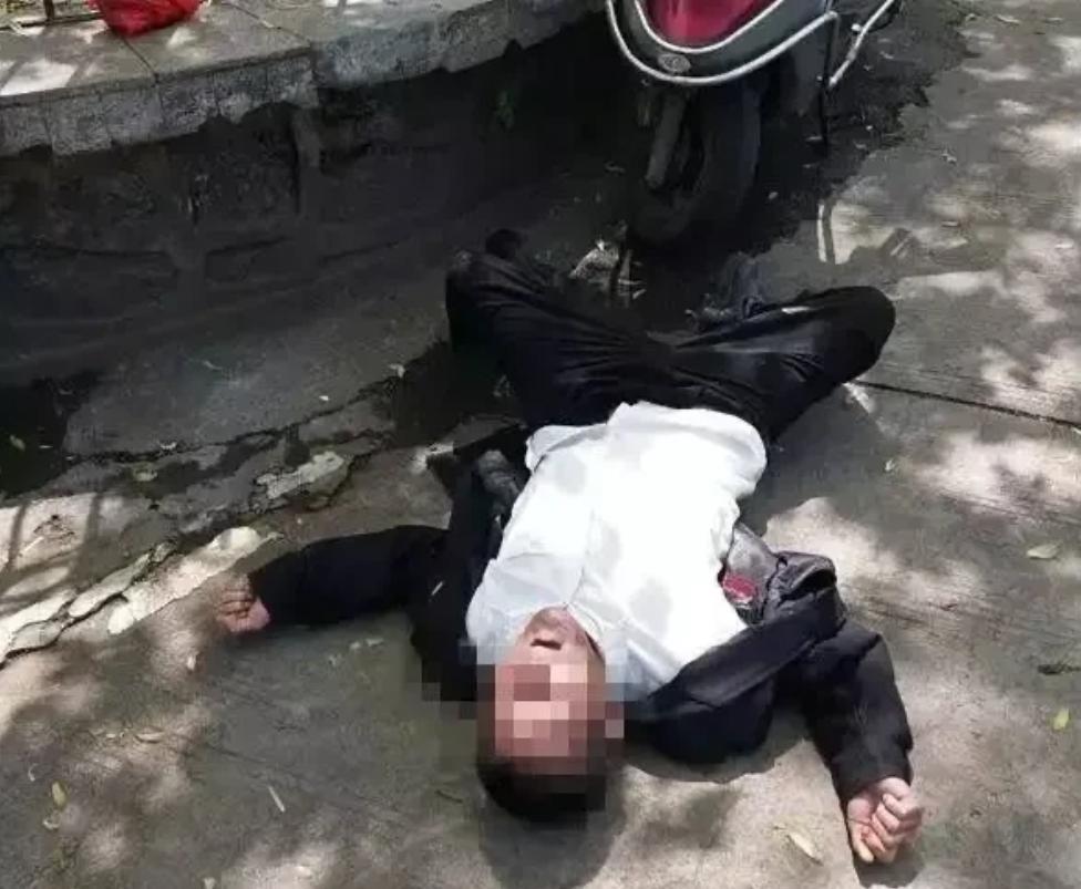内蒙古，一男子自幼习武，长得身强体壮，可在去买二手车时，与50岁老板发生口角，岂