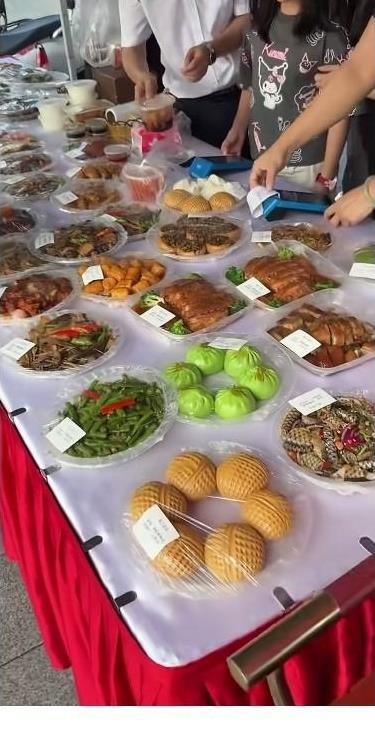 最近不懂吹的什么风，南宁很多酒店、宾馆都纷纷出来，摆摊卖各种熟食，什么包子