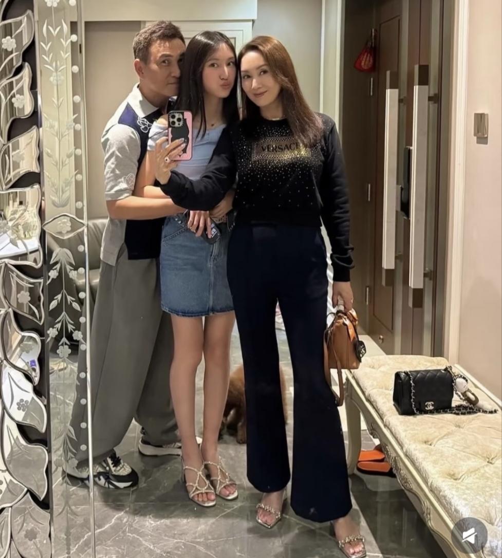 郭可盈又晒一家三口亲密合照了。但是林文龙和女儿合照时，动作过于亲密，引发了网