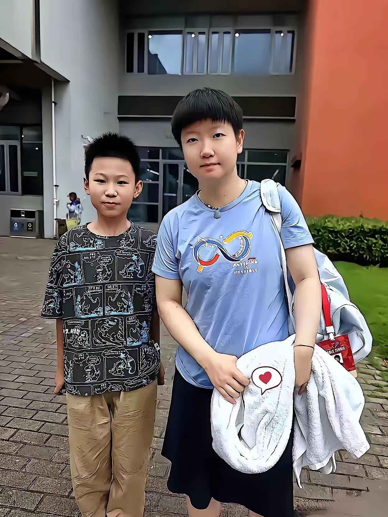 好想看看名古屋亚运会开幕式上穿裙子的莎莎我之前也看过莎莎穿裙子了，小巧玲珑，特