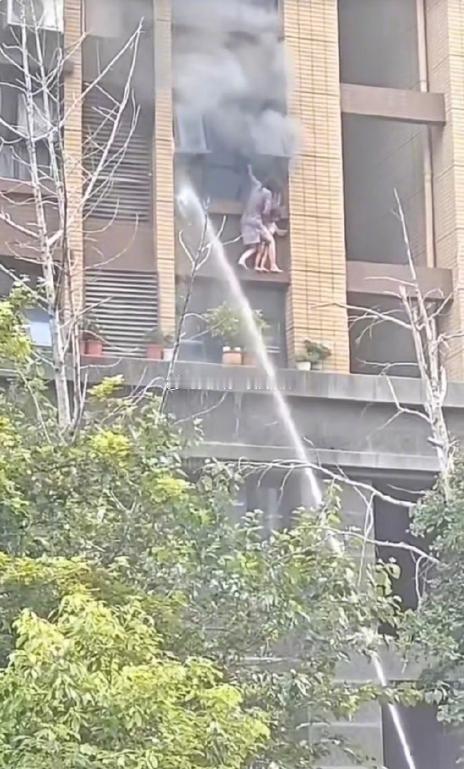连云港火灾坠楼女童身亡江苏连云港东方领秀小区7月27日发生火灾，一段视频显示一