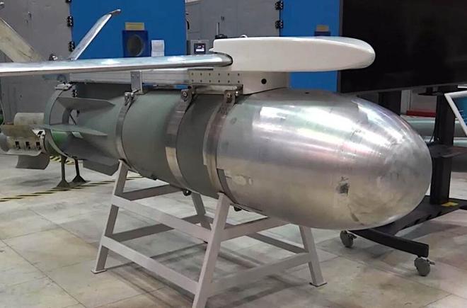 这个月初俄乌战场直接炸出大新闻，俄军一架战机从克里米亚升空，对着乌克兰利沃夫州猛