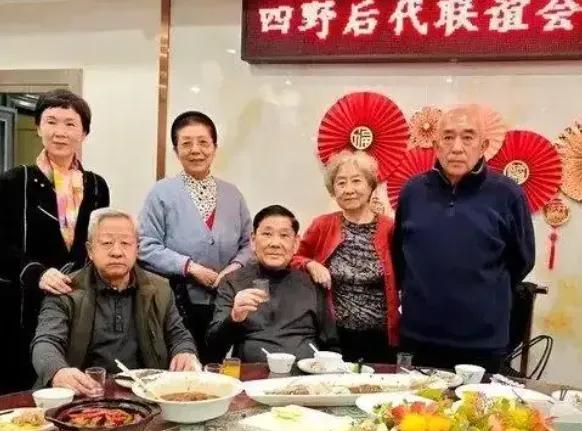 四野后代联谊会有一个不成文的规矩，那就是在每次聚会时，嘉宾们都会默契地按照父辈级