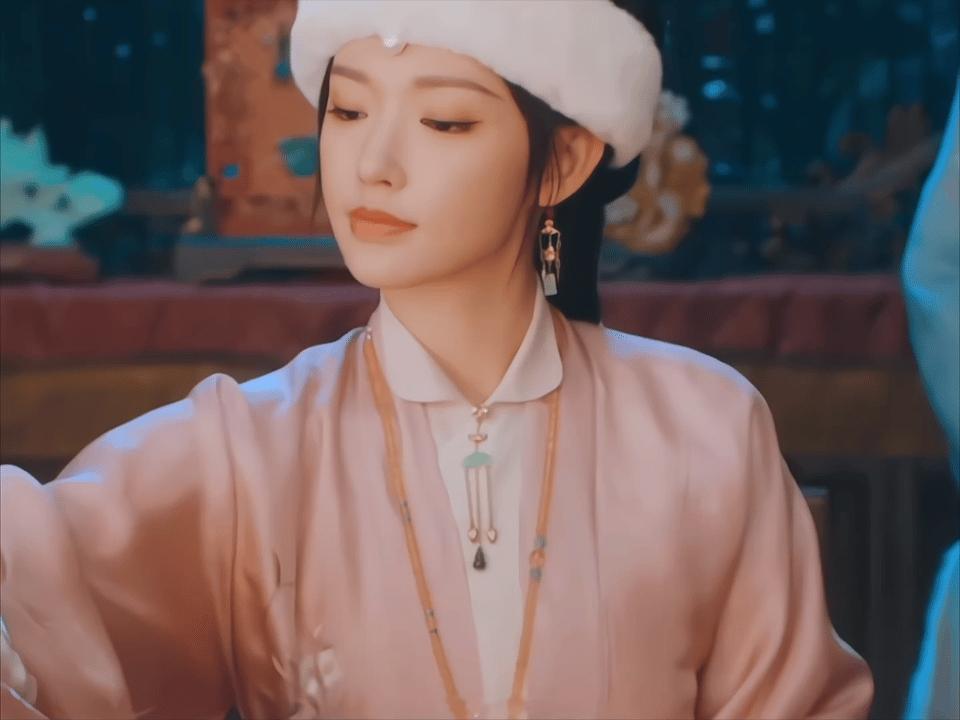 程潇新剧衣服越粉心越狠程潇把荣筠溪的双面性演活了，看着落落大方温柔似水，实则统