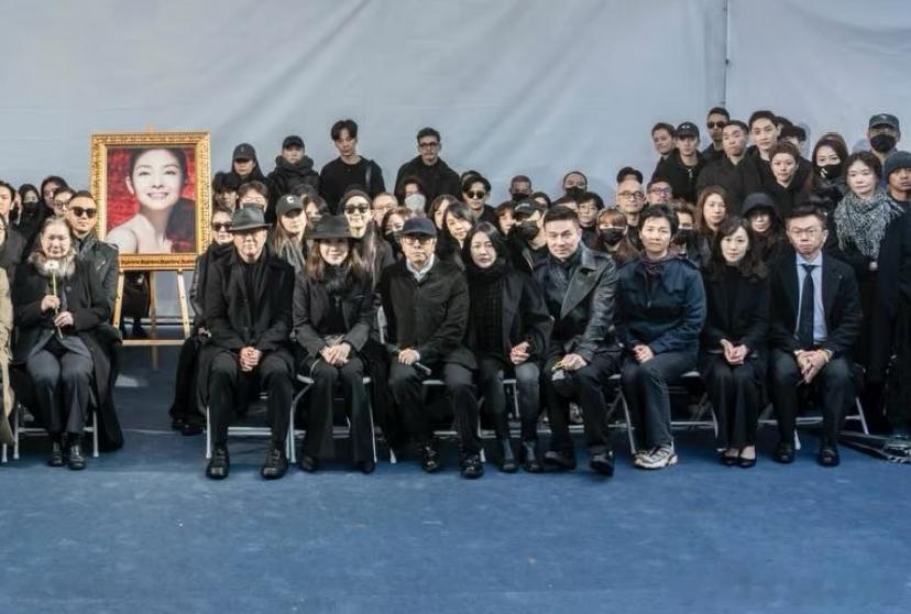 这张大合照，小S的肢体语言很耐人寻味啊老公就在身旁，她坐姿却明显偏向蔡康永这微妙