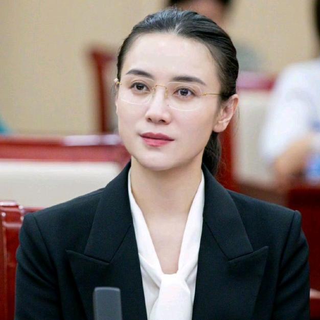 演员黄磊说：“有一次，我和宋佳合作，在聊天的时候，她说我每天早上都是七点钟出发去