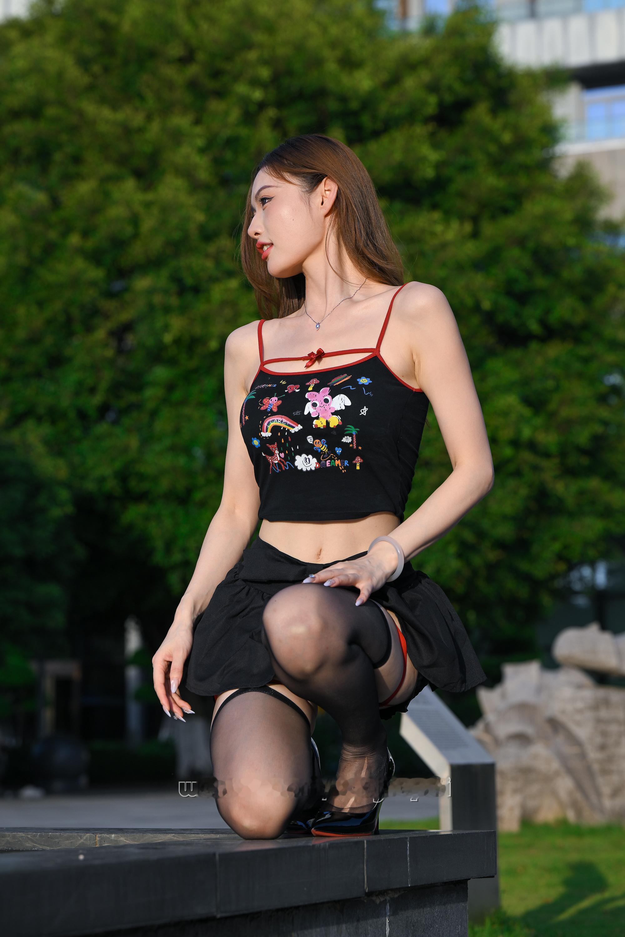 黑色短裙高挑靓丽~~​​​