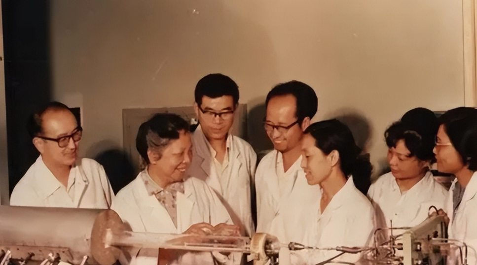 1957年，一女子回国过海关，突然被人拦住，女子手心直冒汗。工作人员一把翻开她的