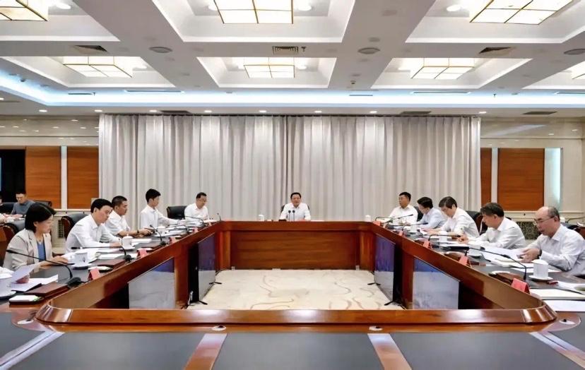 决战腐败，党委书记表决心，一查到底。8月31日，在群众身边不正之风和腐败问题集中