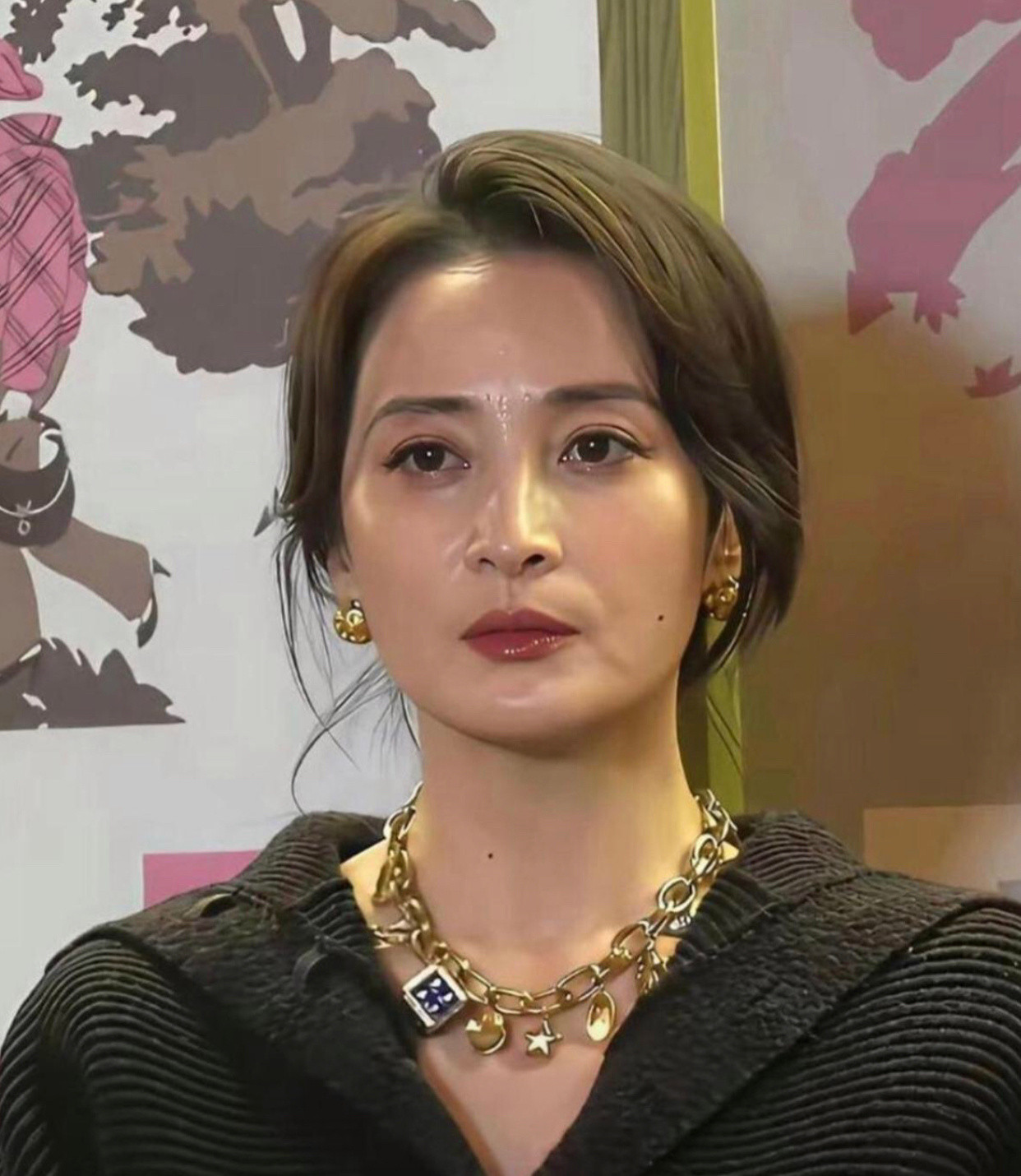 蒋勤勤无美颜无滤镜还能美成这样，真人得漂亮成什么样子