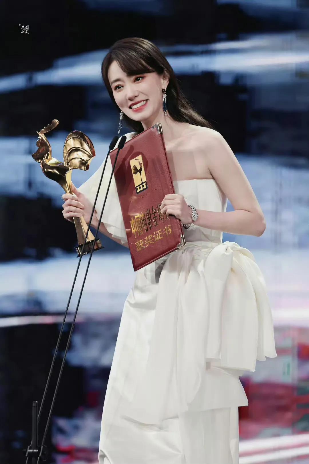 张小斐牛啊！百亿俱乐部首为女演员！说实话，张小斐长得一般，演技也就中上水平，