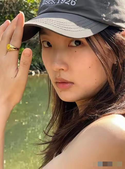 演员周依然，​我发现她脸上有个特点，​不是说有雀斑，而是甭管她演啥就只要她这