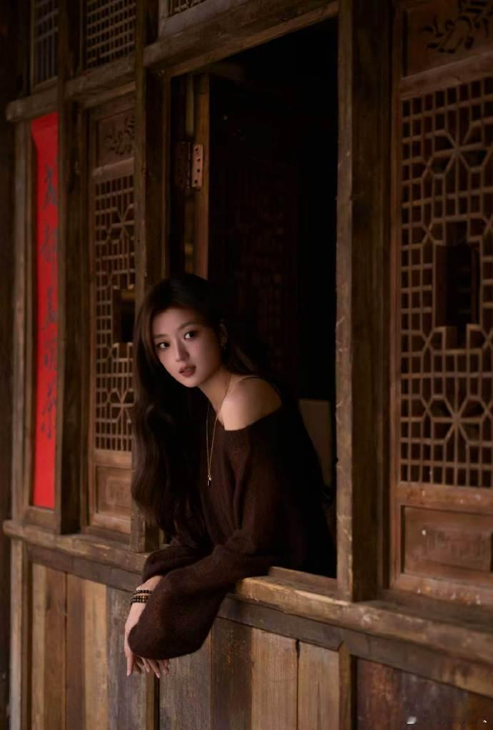 孙千露肩针织温柔知性孙千工作室放送一千零一页日记物料，深棕色露肩针织自带慵懒氛围