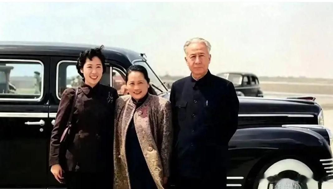 1957年，时年59岁的刘少奇携时年36岁的夫人王光美与时年64岁的宋庆龄，在上