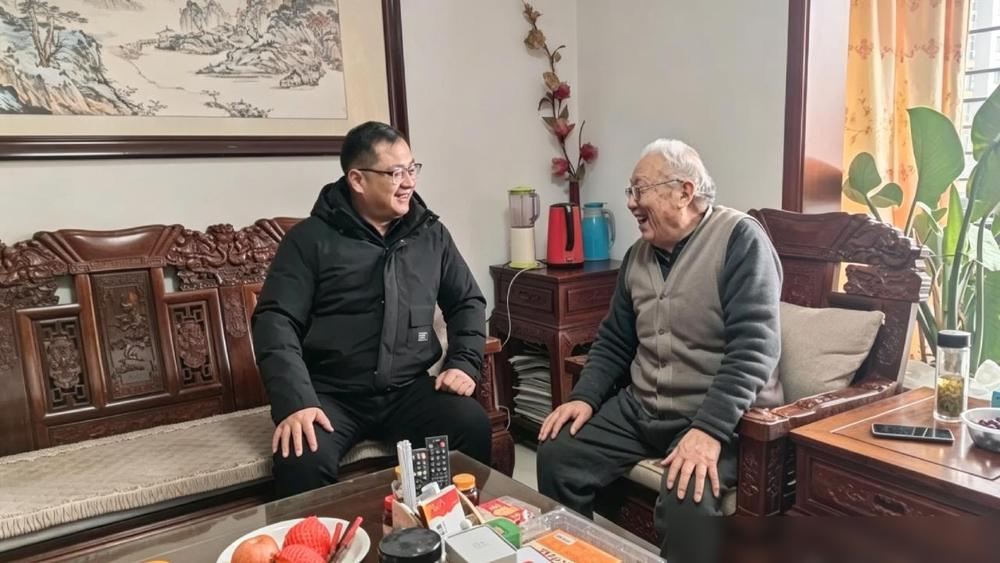 李建，济宁市第一中学党委副书记、校长，中共党员，大学学历。我家娃今年刚从济宁