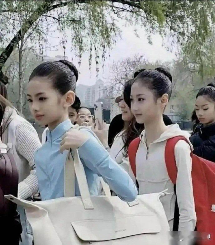 北戏招生现场，这俩小姑娘颜值绝了！