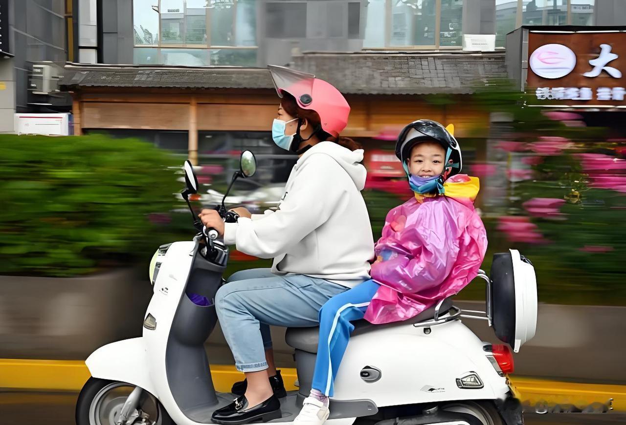 新国标电动车：25公里的时速里，藏着过日子的温度！楼下修车铺的老王昨天给我