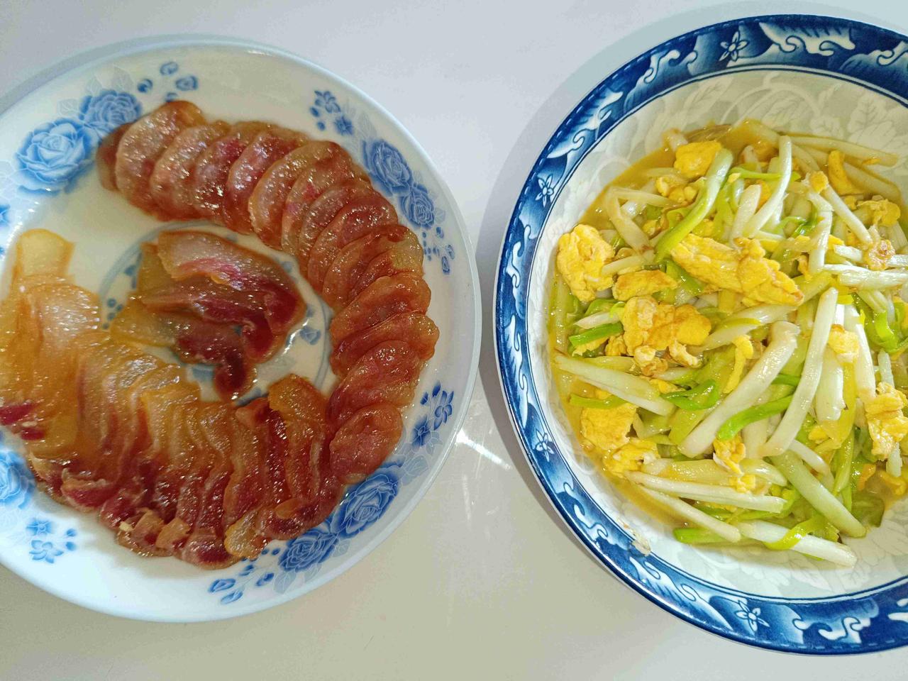 晚饭一荤一素：腊肉和半截腊肠合蒸、小炒鸡蛋蒜黄。吃7分饱不知能否撑到0点?!