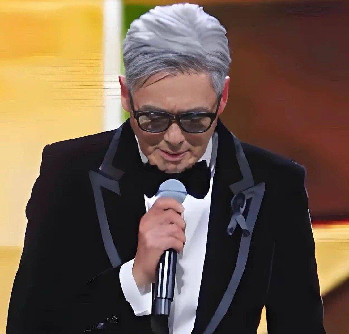 一个动作，让我们彻底看清了周润发的人品，在别人正忙着为香港捐款时，可他却在颁奖典