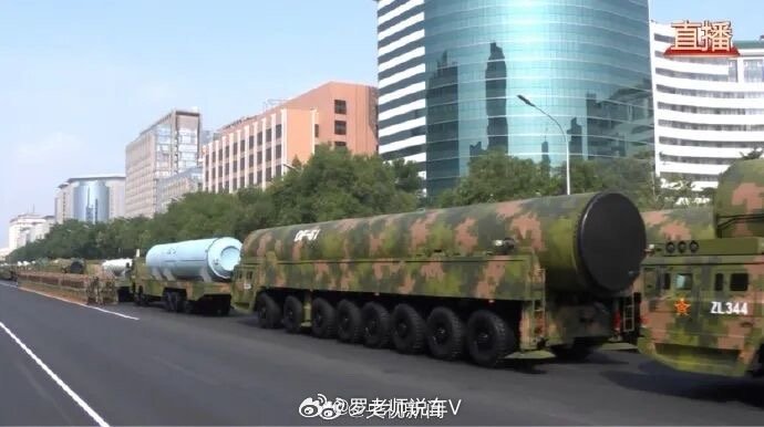 这几根大原木，你就说有没有震慑力九三盛大阅兵​​​