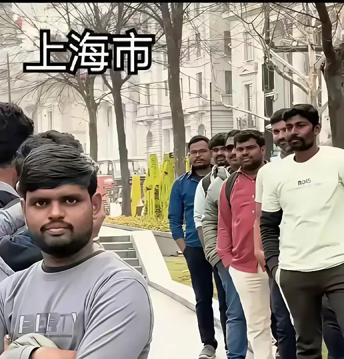 一群印度游客在中国旅游时，刚下车就想抢前排，结果被导游当场喊回去排队。他们一开始