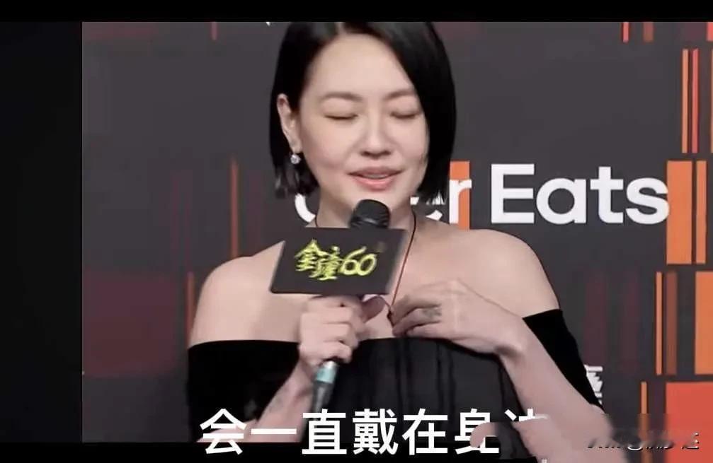 小S带骨灰上台，颈纹藏姐名，她到底想告诉谁？那天颁奖礼上，主持人说大S在天上