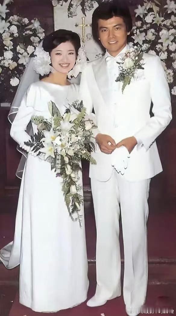 哇，这张婚礼上的山口百惠太美了吧，很典雅啊！褪去了明星光环，穿着洁白的婚纱，这