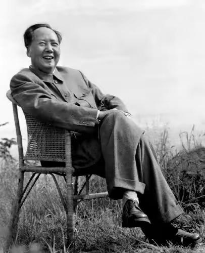 毛主席亲笔题词：一刻也不离开群众，藏着中国法治的初心一幅伟人手迹震撼人心！