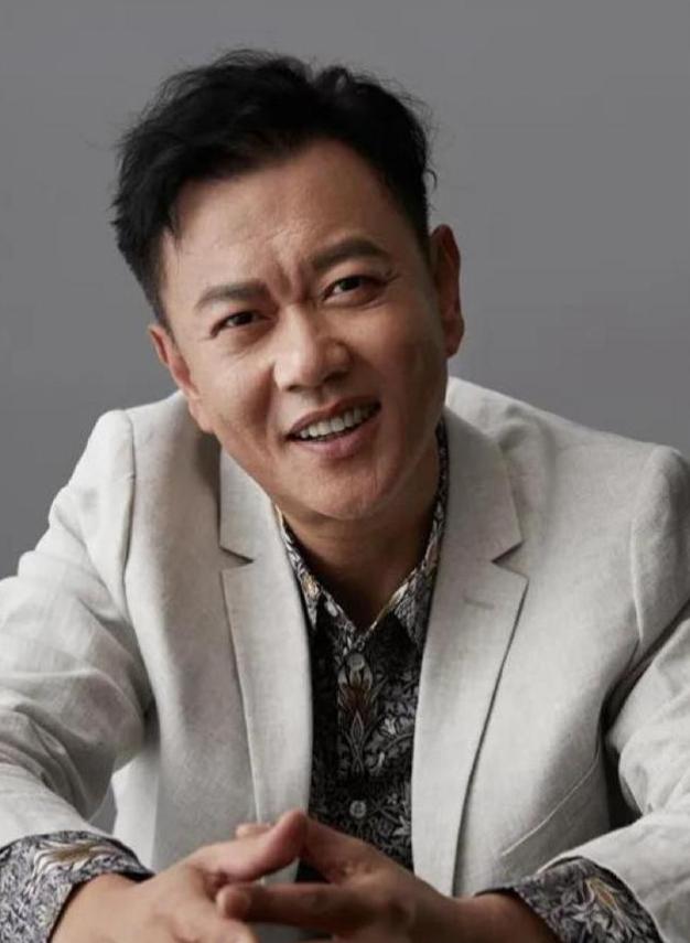 有一次，冯嘉怡在片场溜达，瞅见导演眉头皱得能夹死苍蝇，在那儿一个劲儿地摇头叹气。