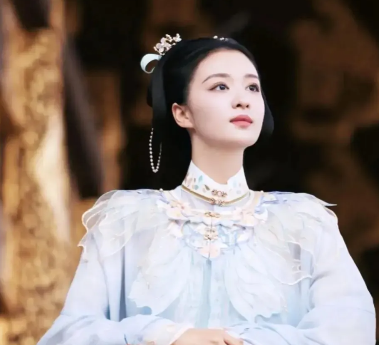 1363年，35岁的朱元璋冲进陈友谅后宫，抢走了陈友谅18岁的貌美小妾达氏，之后