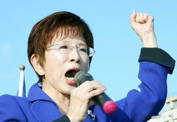 洪秀柱终于坐不住了！今天她发出声音，指出网上说她站队某个人的说法是不实信息。