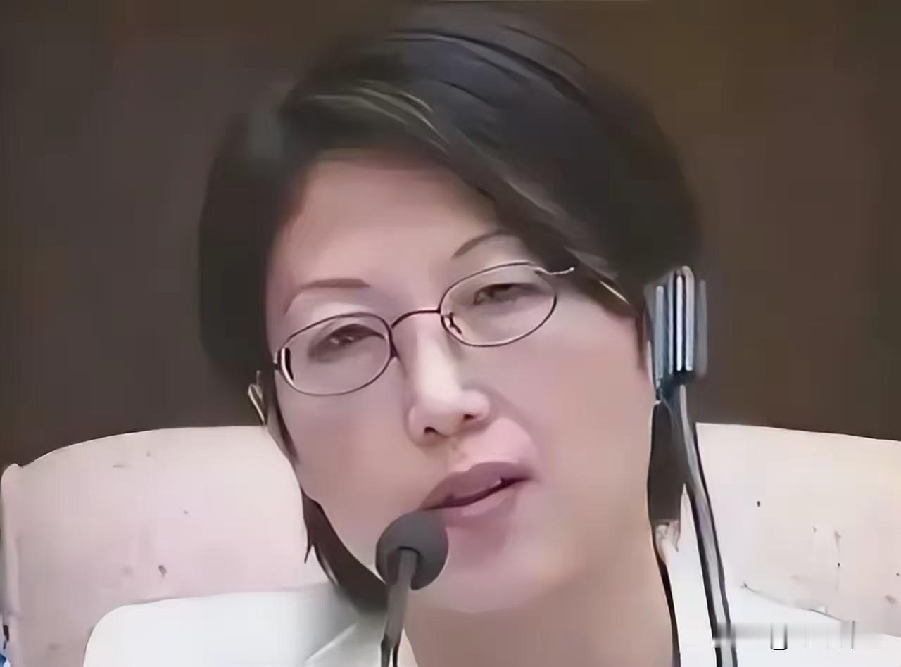 普林斯顿女博士回国探亲行李箱还没合上就被按在机场，她的双面人生到底有多疯