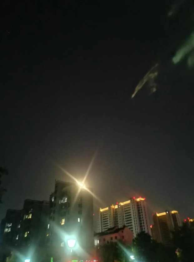 下个月，我老婆朋友的儿子结婚。我老婆‘让我请几天假，陪她回山西去吃喜酒。咱先不说