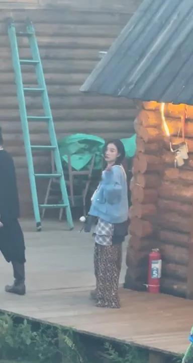 倪妮和高叶一起录制户外节目，两位美女走在一起像一对时尚的姐妹，看上去好年轻。
