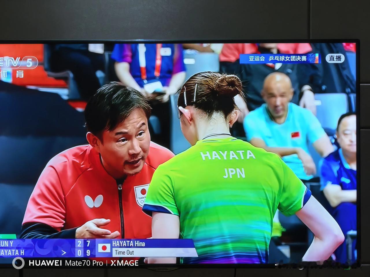 第三局被孙颖莎追分至7:9时，日本队教练中泽瑞叫了暂停，他要向早田希娜布置战术。