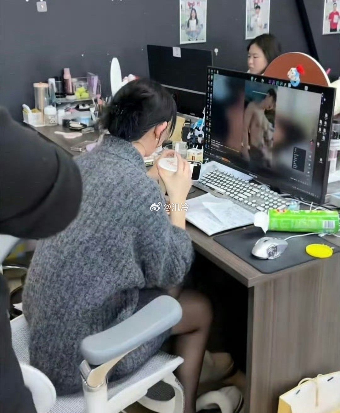 同事每天穿成这样上班啥意思