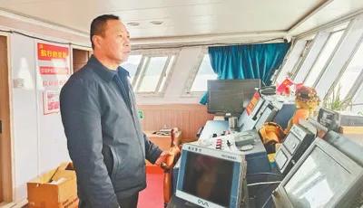 2024年3月，浙江58岁的船老大沈华忠正指挥着船员们在东海下网捕蟹。不经意间，