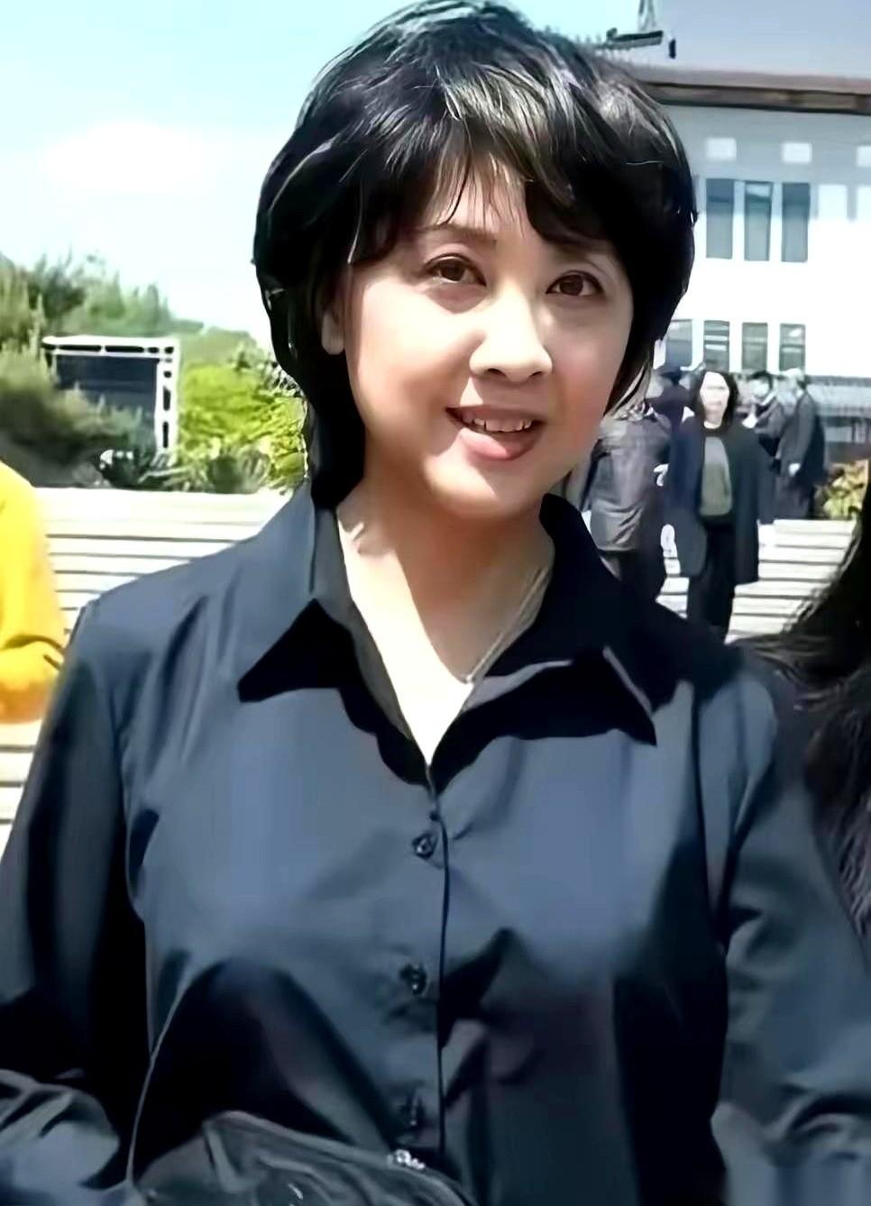 圈内有个说法，说把王馥荔和刘晓庆请到一块，镁光灯最后都会追着另一个人跑。这个人