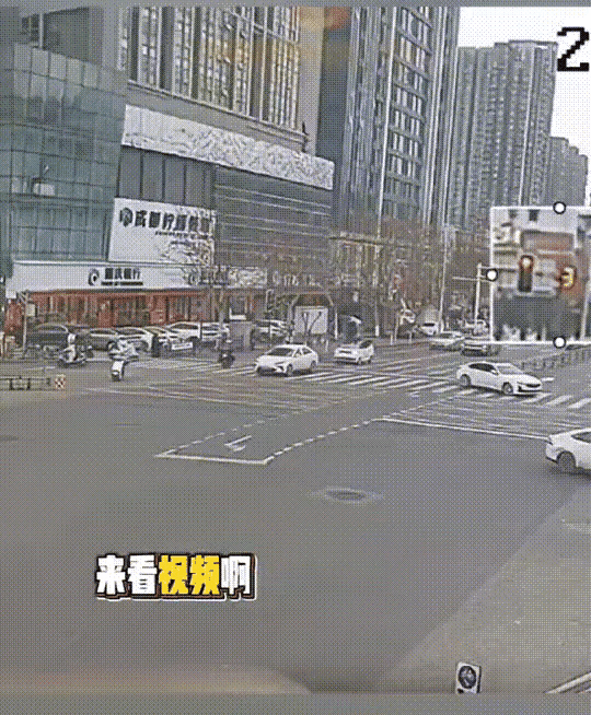 这车撞的也太惨烈了，这个骑电动车的人，在这么强大的冲击力下，估计情况已经受了重伤