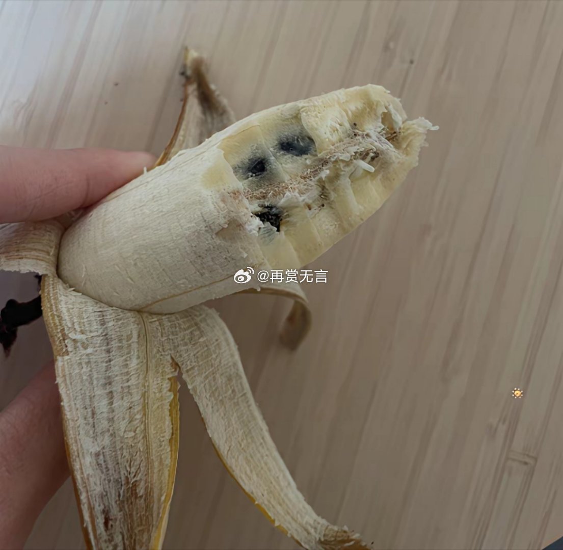 西双版纳带的香蕉，咬下去居然满嘴黑籽，硬邦邦的！四个里三个都这样，这是啥神仙品种