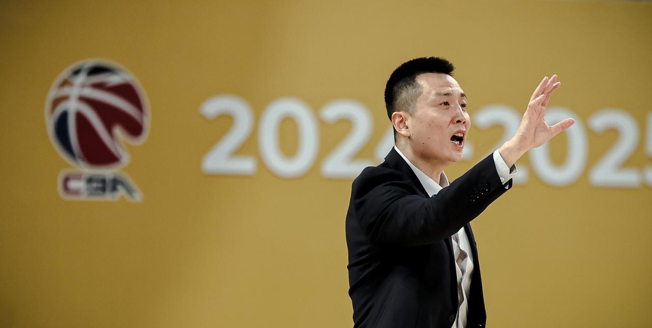 上海队的主帅也正式启程，前往美国的拉斯维加斯，现场观战NBA夏季联赛，同时，还需