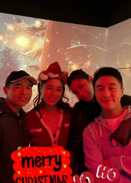 四太家的家庭氛围还挺好的，四太梁安琪、儿子何猷亨和何猷君，女儿何超欣还有儿媳奚梦