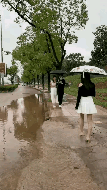 吃着碗里的看着锅里的。